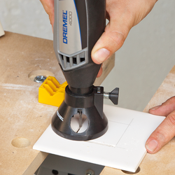 Ukázka použití soupravy na řezání obkládacích dlaždic Dremel 566