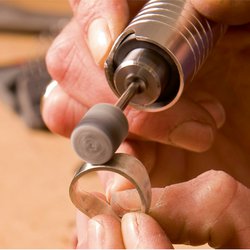 Už žádné křeče v rukou a detaily „od oka“: Dremel Fortiflex je chirurgie pro vaše projekty!